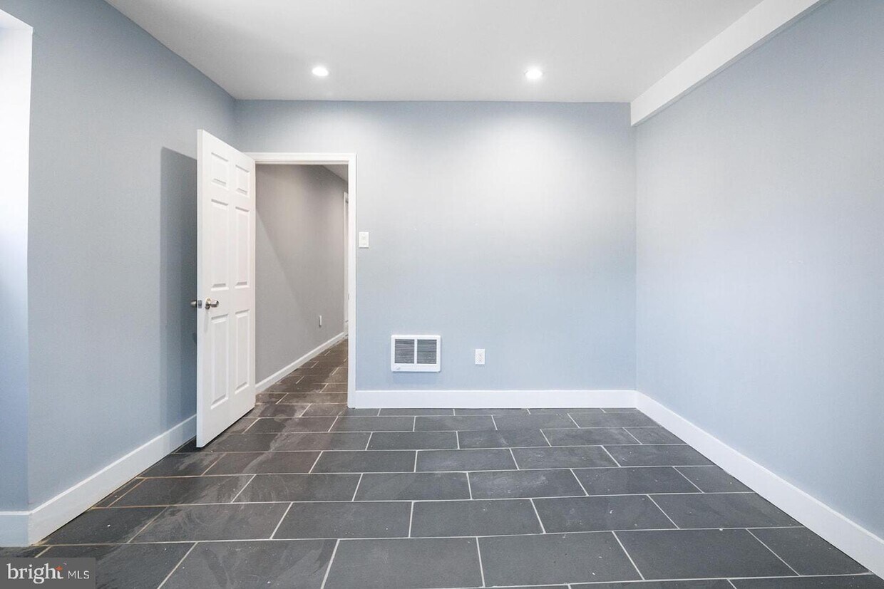 Primary Photo - 2022 E Lehigh Ave