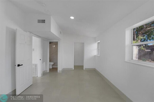 Building Photo - 812 NE 4th Ave