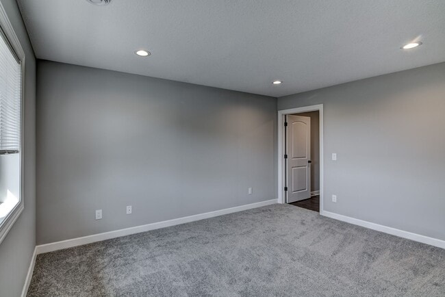 Building Photo - 3 Bedroom Town Home