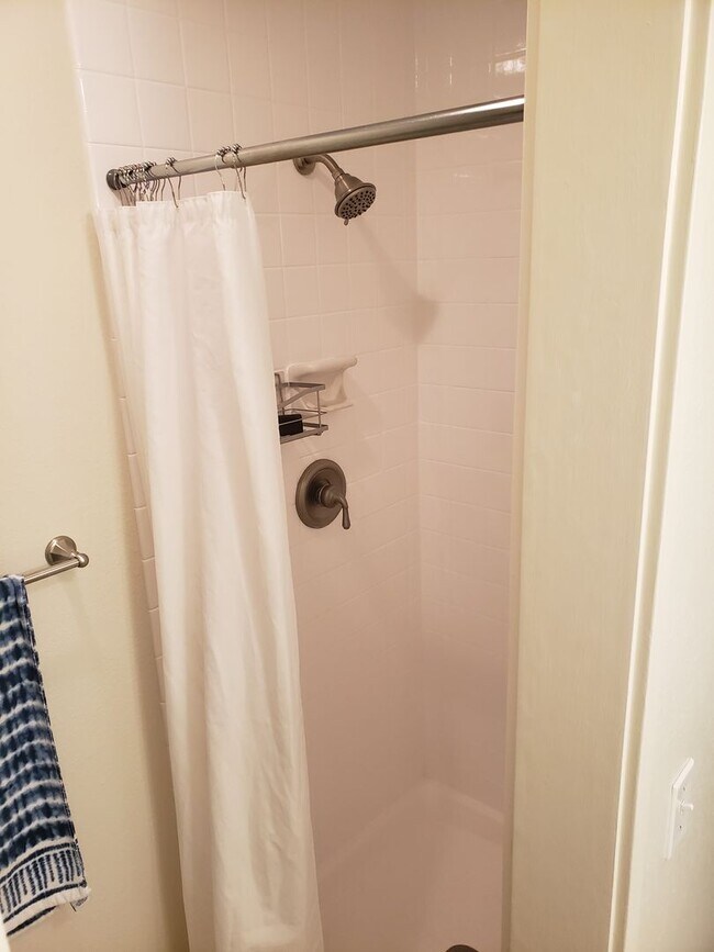 Foto del edificio - Fully furnished  6 month  lease , 2 bedroom, 2 bath 2nd floor unit in the Poinciana Manor
