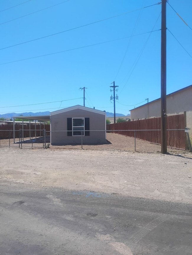 Building Photo - Cute, Clean & Affordable 3 Bed / 2 Bath Home in Central Bullhead City!