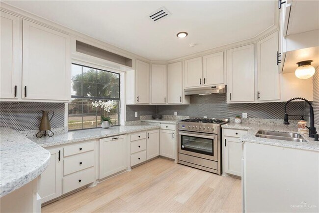 Building Photo - 4400 W Esperanza Ave