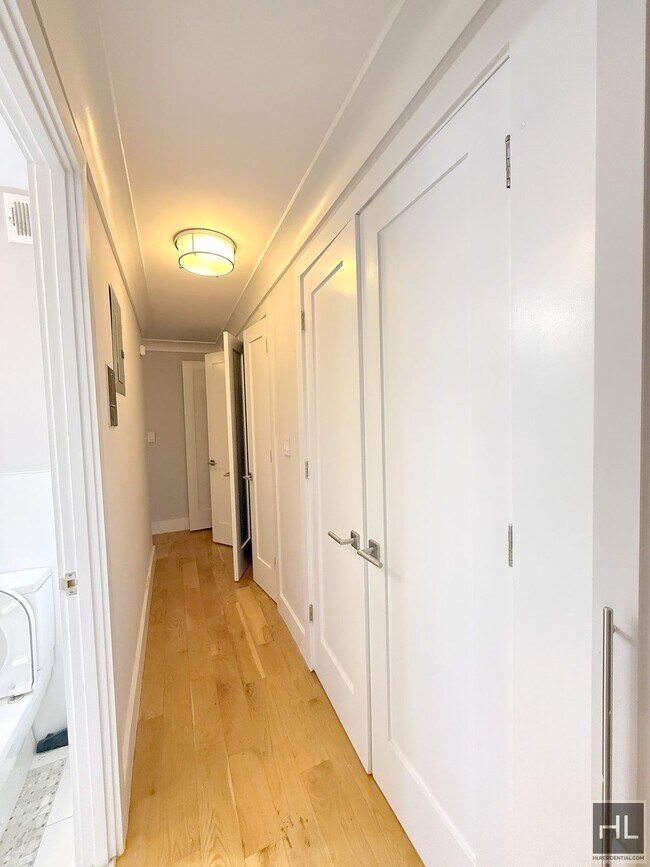 Foto del edificio - Renovated 3 bed 1 bath with Laundry / Balcony / WEST 93 STREET