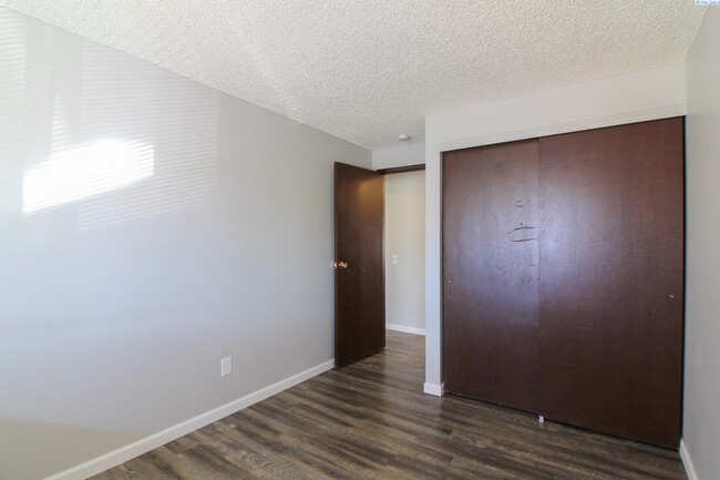 Foto del edificio - 2 Bed/1 Bath Kennewick Apartment - 2nd floor!