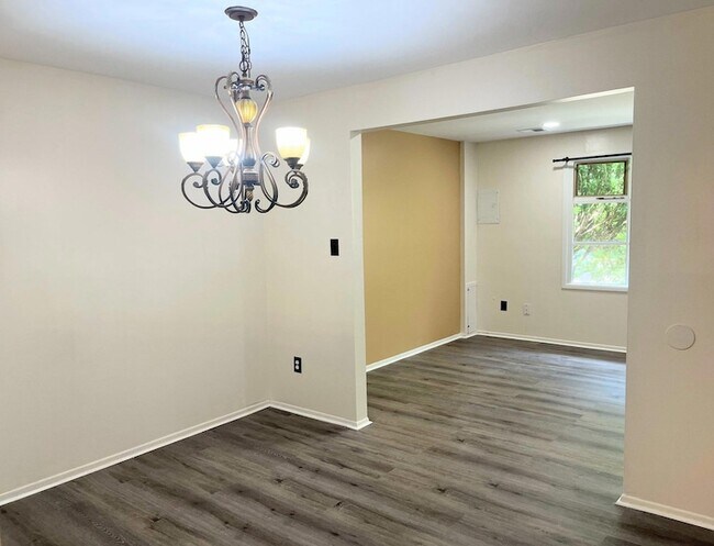 Building Photo - 403 Woodside Cir