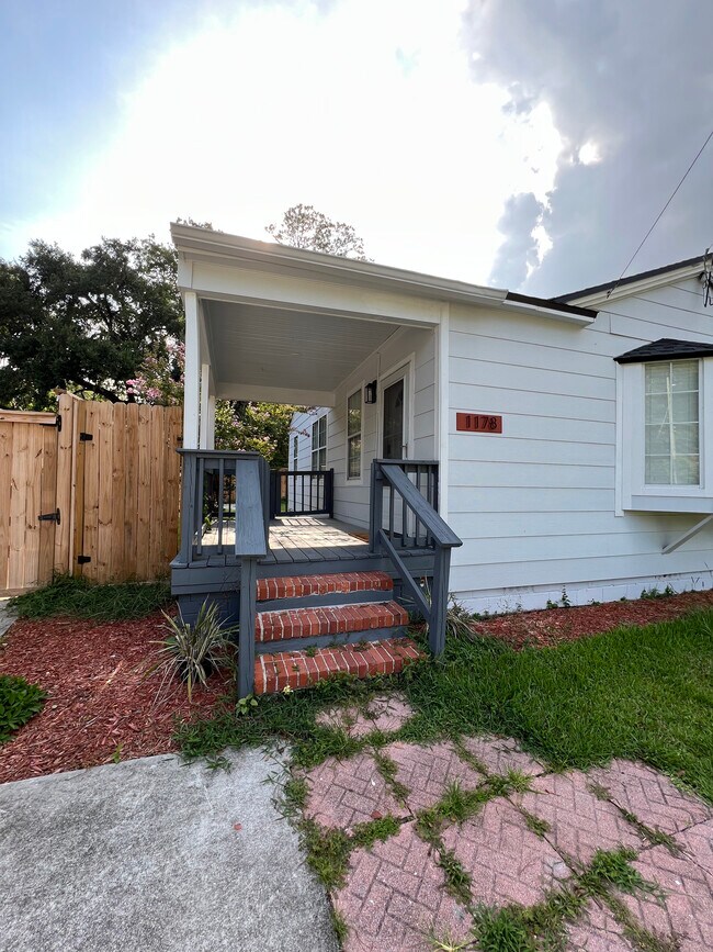Front Door/ Porch - 1178 Murray Dr