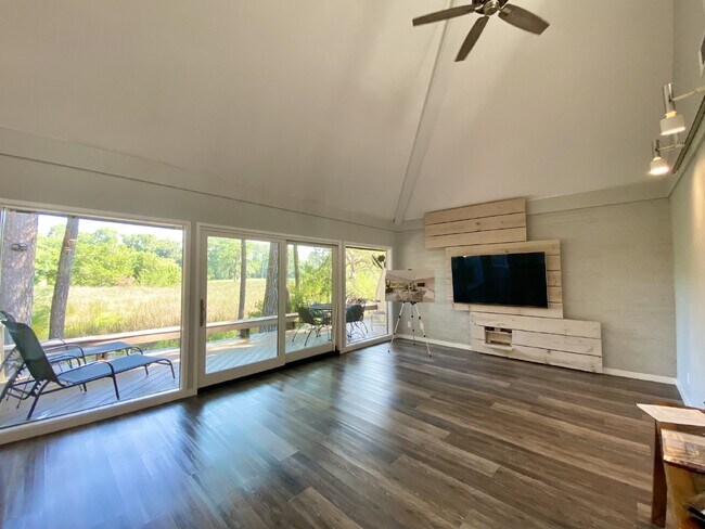Building Photo - Two Bedroom, Moss Creek Condo w/ A Marsh V...