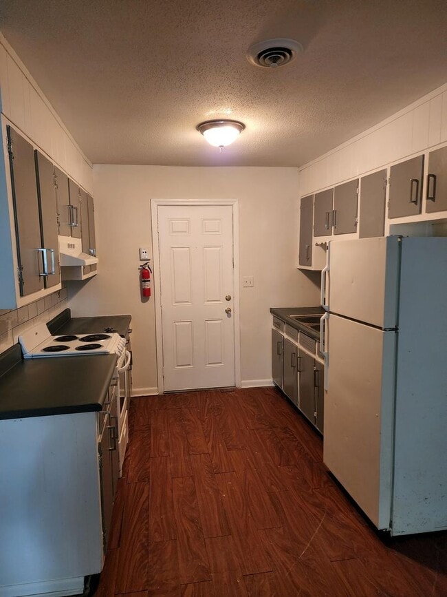 Interior Photo - 585 Marina St