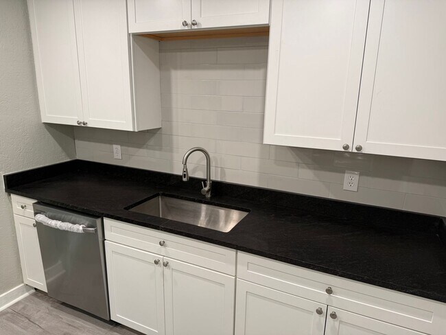 Foto del edificio - Newly Renovated 2.2 with Den - view of can...