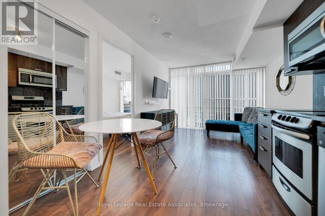 Building Photo - 36 Lisgar St