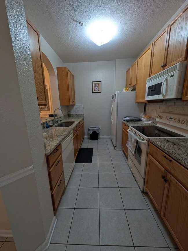 Foto del edificio - 3 Bedrooms 2 baths Immaculate condominium