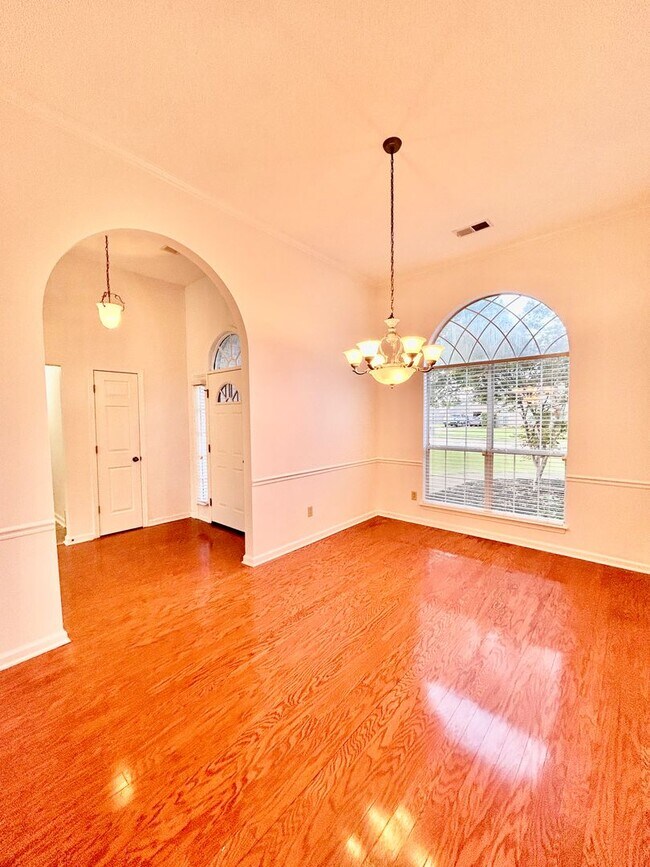 Building Photo - Discover this 4 bedroom 2 bath home for re...