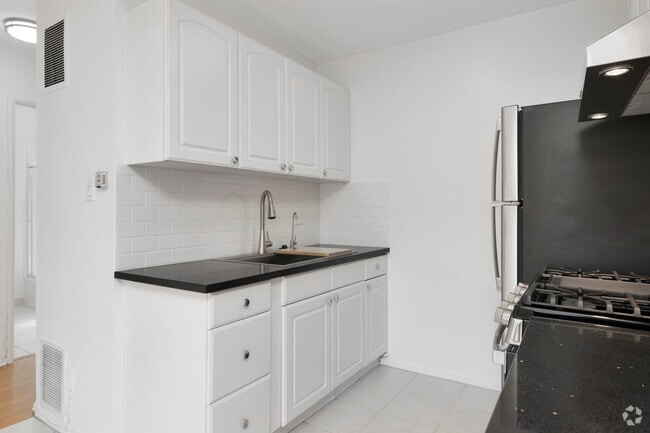 2BD, 1BA - 1000SF - Kitchen - 623 Westbourne Dr