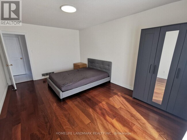 Photo du bâtiment - 84 Harrington Crescent