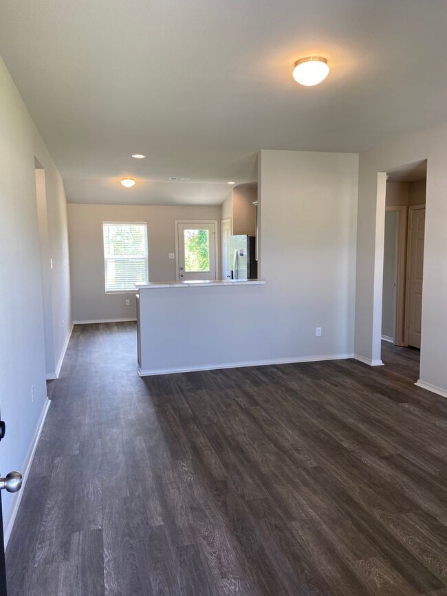 Foto del edificio - *Pre-Leasing* BRAND NEW Three Bedroom | Tw...