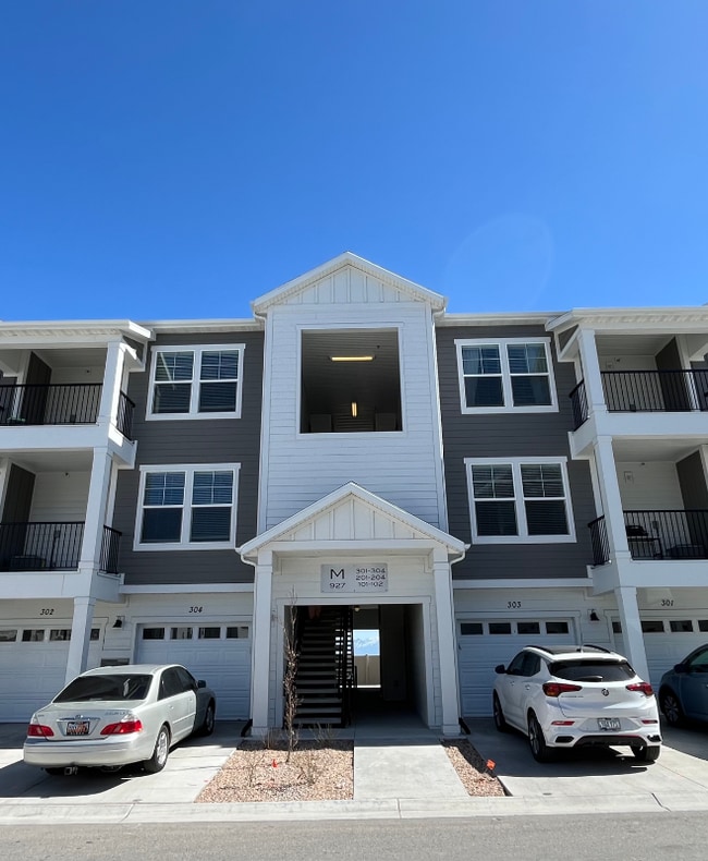 Building Photo - 927 W Coral Charm Wy