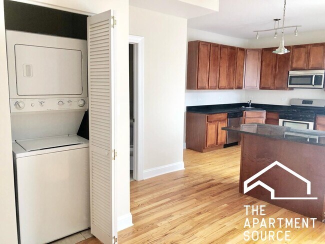 Building Photo - 1057 W Thorndale Ave