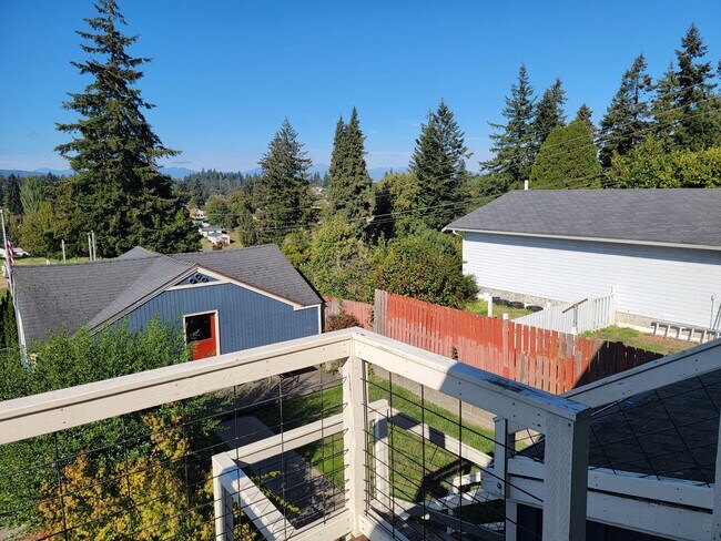 Building Photo - Bright and cheery 2 bed top level apartmen...