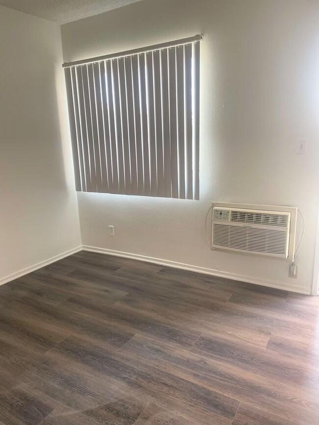Building Photo - 1bd/1ba in Panorama City