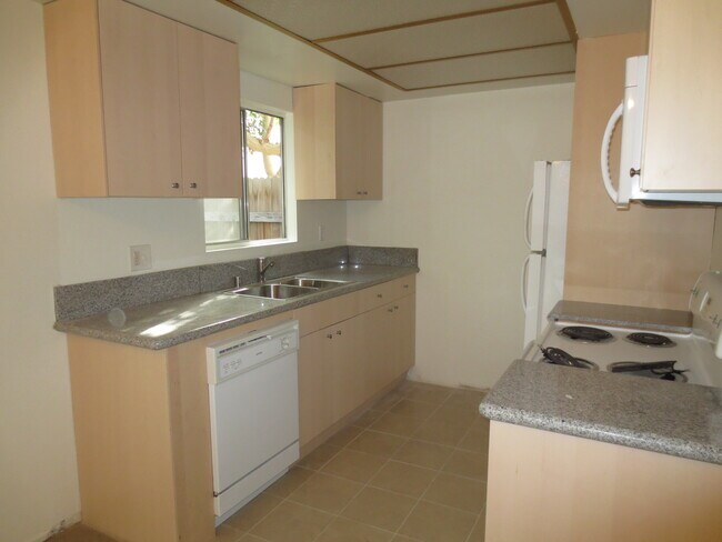 Building Photo - 2220 Huntington Ln