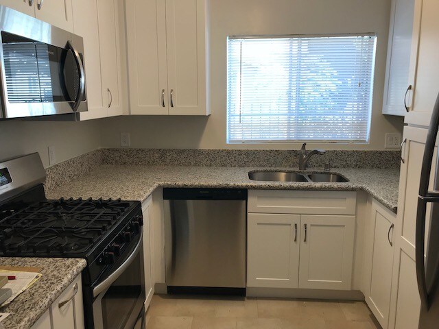 Foto principal - 115 N Normandie Ave