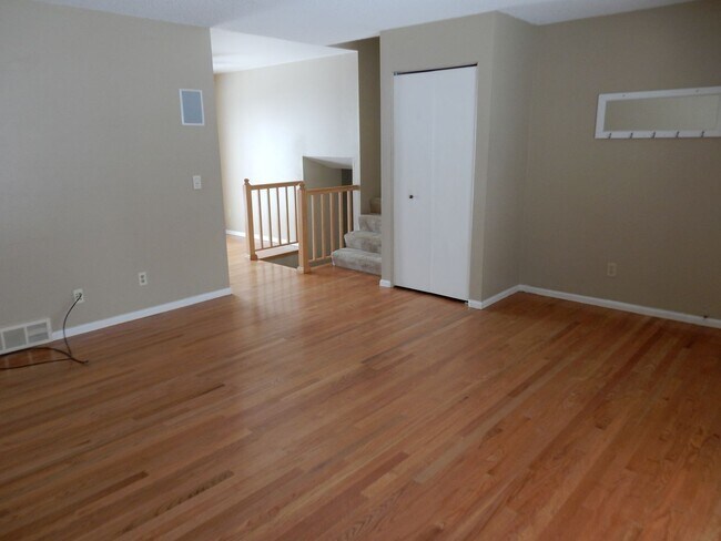 Building Photo - 4BR/2BA Remodeled Single Family Home in Lo...