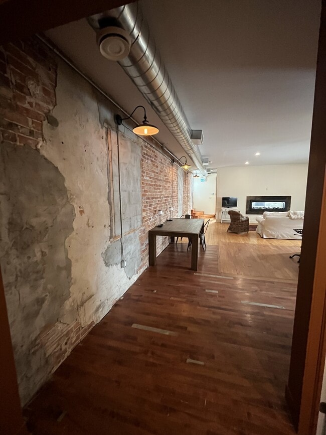 Building Photo - 26 Ontario St