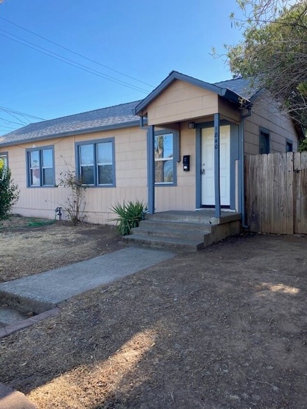 Primary Photo - Charming Cottage in W. Redding!