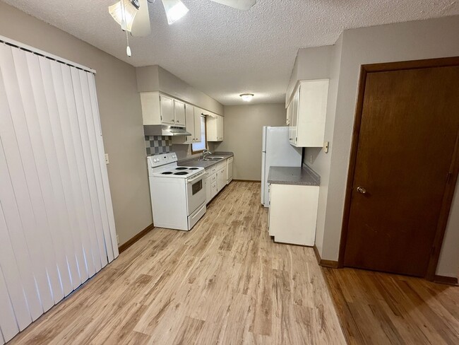 Building Photo - 2285 Highview Dr