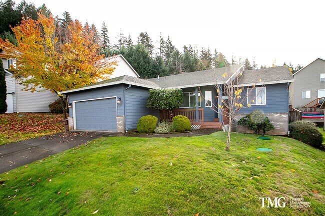 Building Photo - Pet Friendly 3 bed 2 bath Ranch House w/ L...