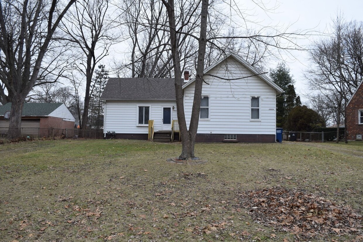 Foto principal - CHARMING DUPLEX HOME FOR LEASE IN WESTLAND!