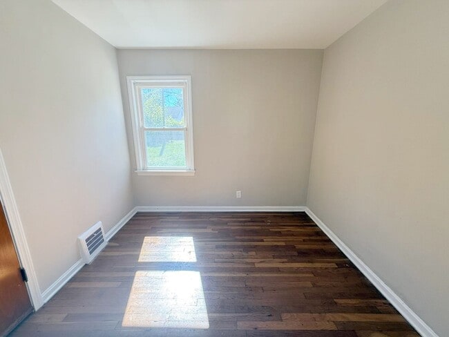 Building Photo - 3 BED 1 BATH BEAUTIFUL SINGLE FAMILY HOME