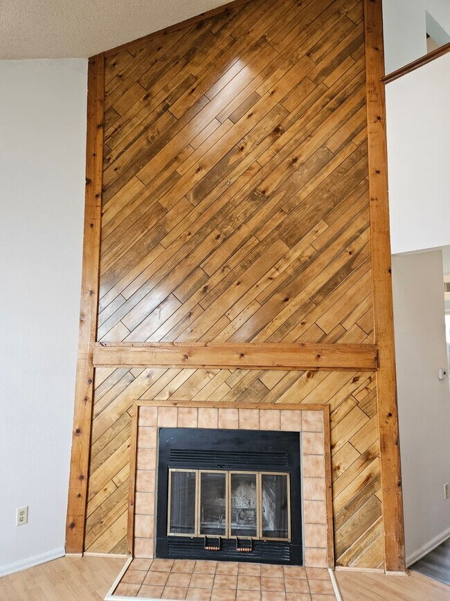 Building Photo - Adorable Loft Style One Bedroom Condo Step...