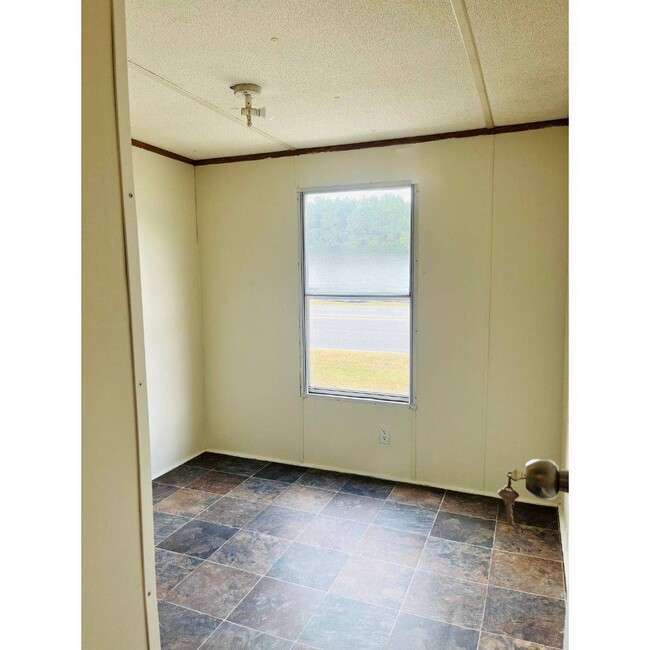 Building Photo - 301 Reid Ct