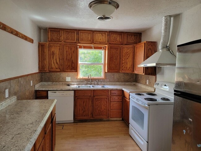 Foto del edificio - Spacious 3 Bed 1 bath home