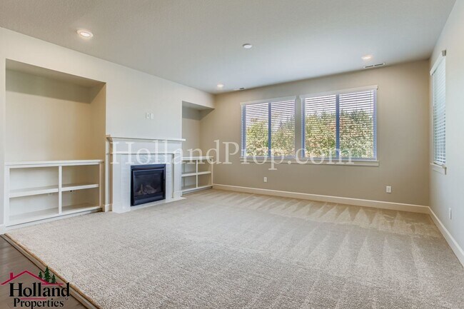Building Photo - Spacious & Stylish Living in Hillsboro’s N...