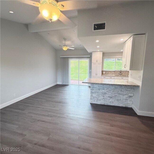 Foto del edificio - 508 Woodcrest Ct