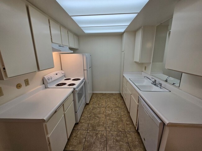 Foto del edificio - Freshly Painted 1-Bedroom Condo with Covered Parking