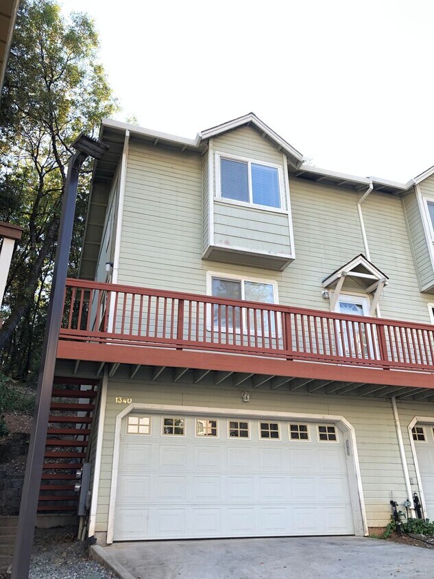 Foto principal - Two Story Colfax Condo - Close to Shops an...