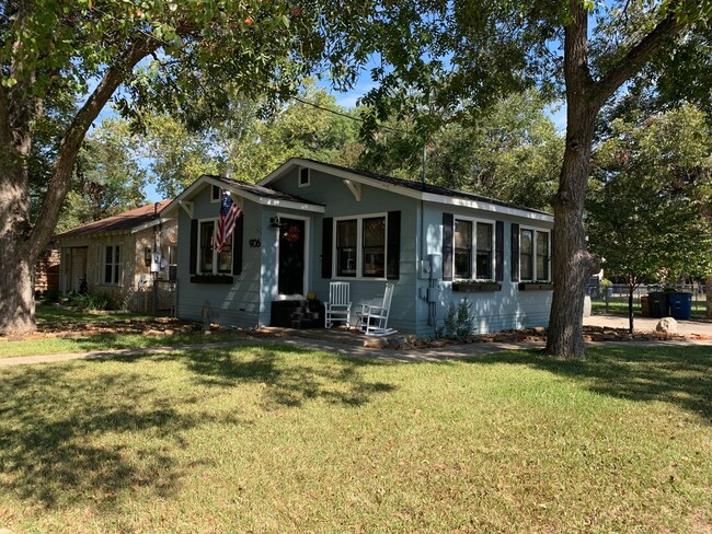 Foto del edificio - Corner Lot /  Hardwood Floors / Fridge / W...