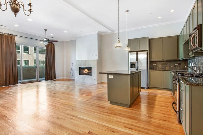 Building Photo - 1555 N Wood St