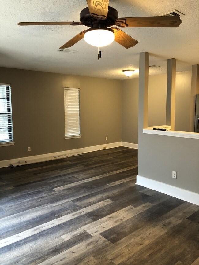 Building Photo - Great Location Near Scenic Hwy
