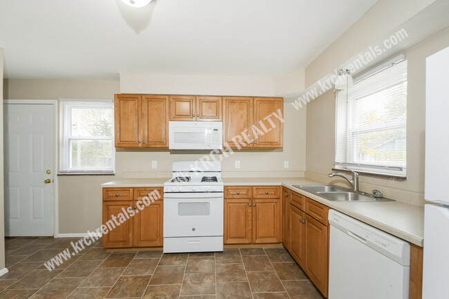 Building Photo - 3-Bed 1-Bath House w/ Finished Basement & ...