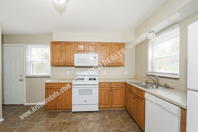 Foto del edificio - 3-Bed 1-Bath House w/ Finished Basement & ...