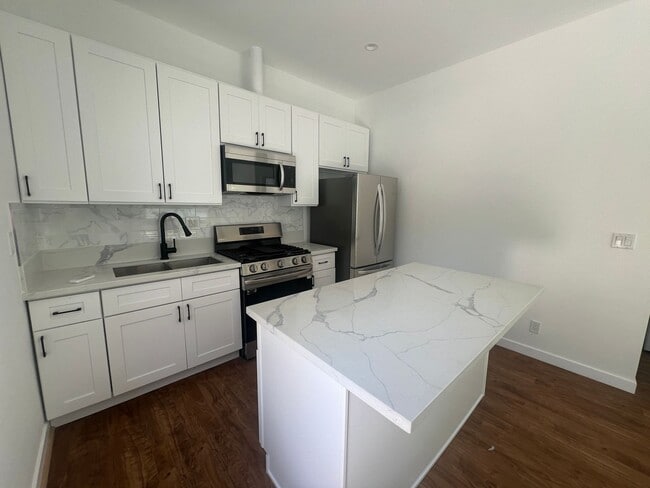 Foto del edificio - 16304-16308 Chatsworth St