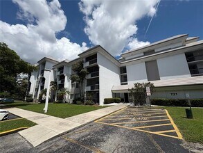 Building Photo - 721 N Pine Island Rd
