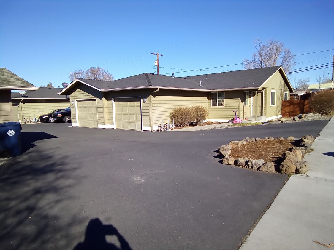Foto principal - Single Level 2 Bed/2 Bath Unit with Garage...