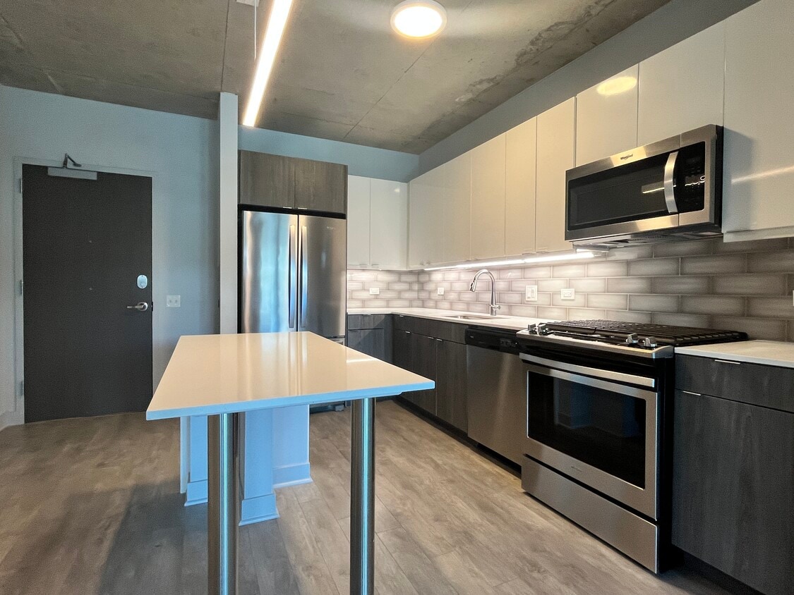 Foto principal - 1023 W Addison St