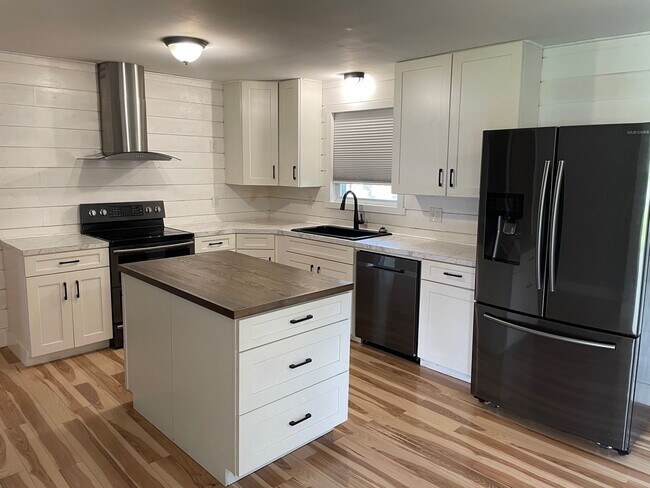 Building Photo - 3 BED WITH BONUS ROOM, 2 BATH LOCATED IN T...