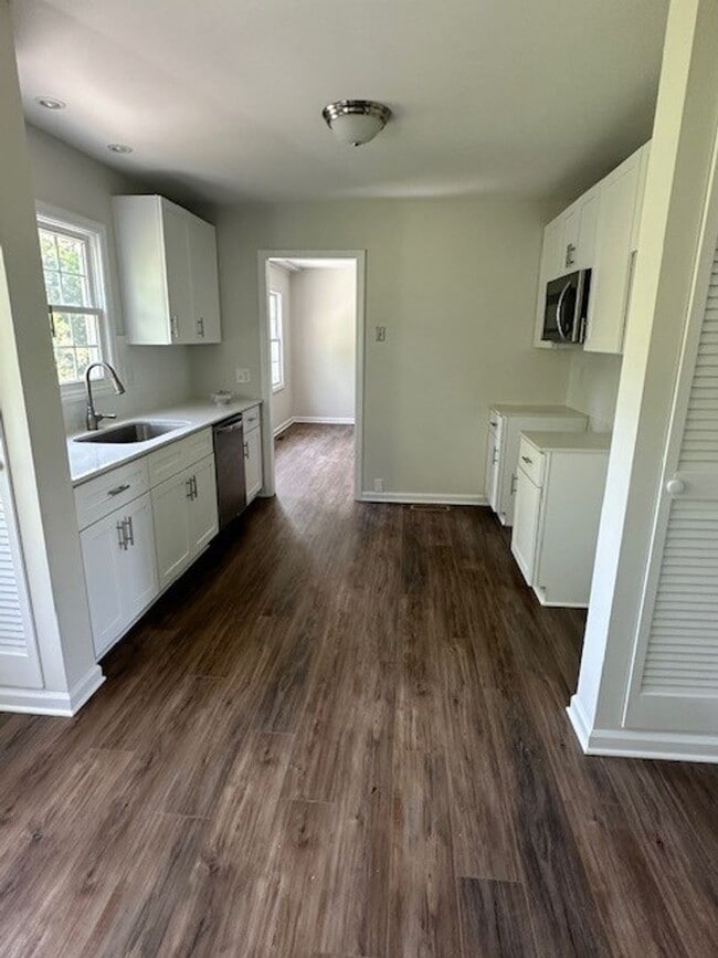 Building Photo - Centrally Located House
